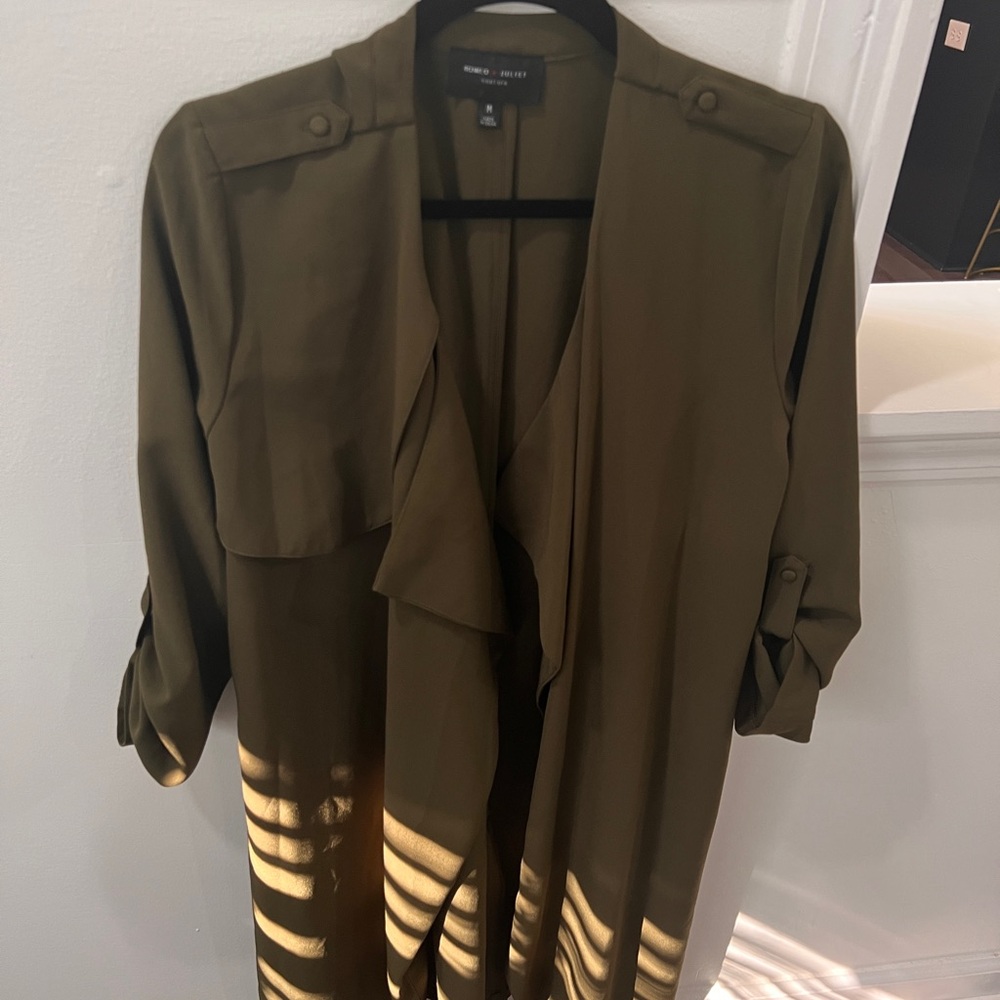 Soft drape blazer jacket from Romeo + Juliet Couture. Size Medium.